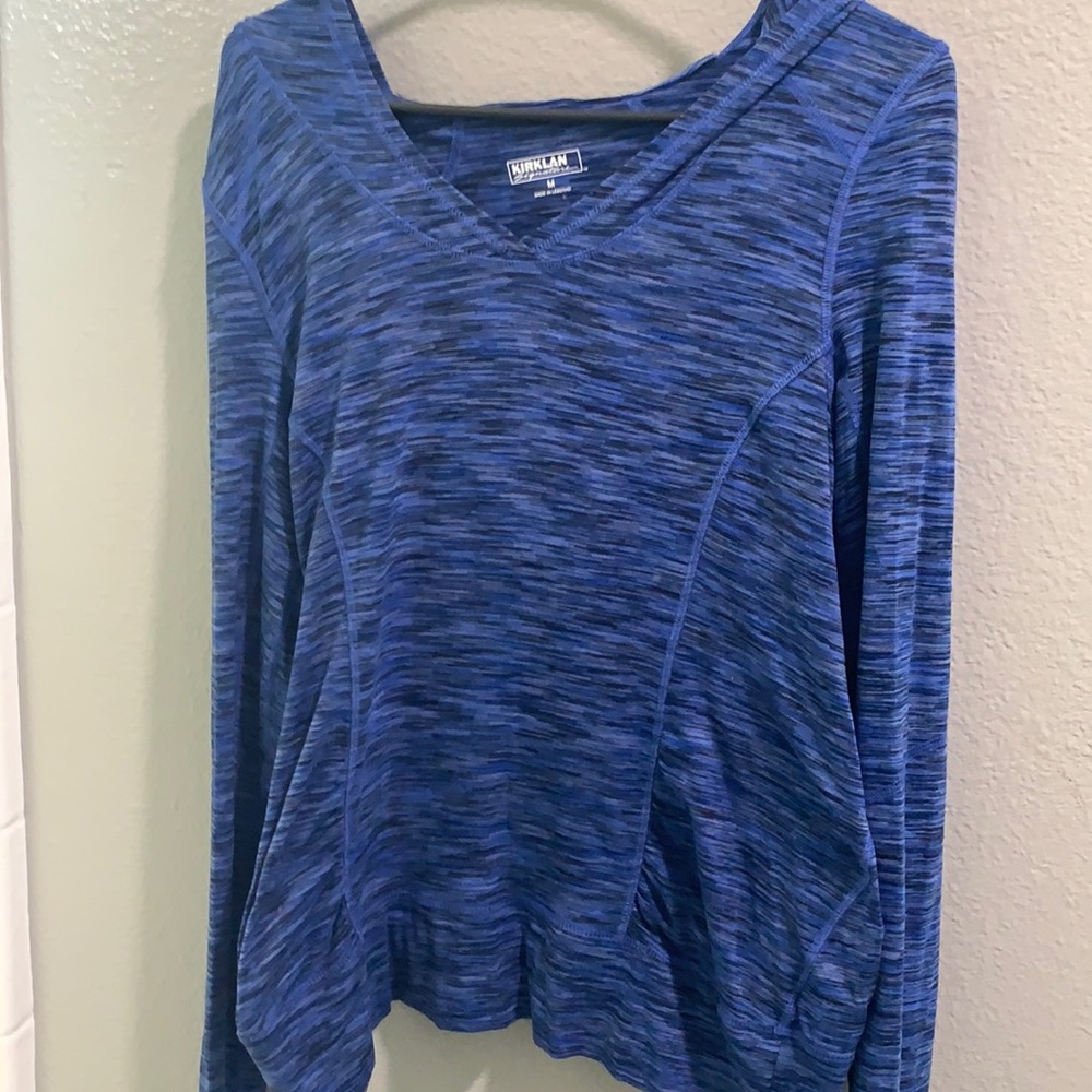 Fitness wear with hoodies and covers hands